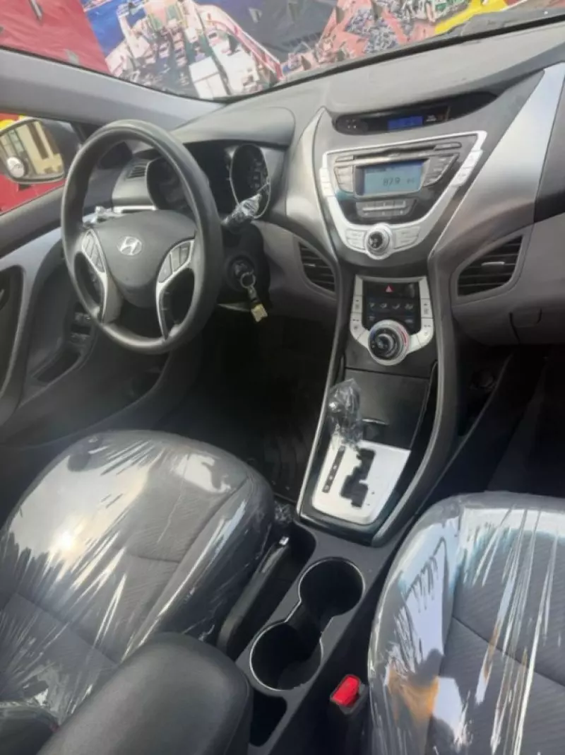 Hyundai Elantra   - 2012