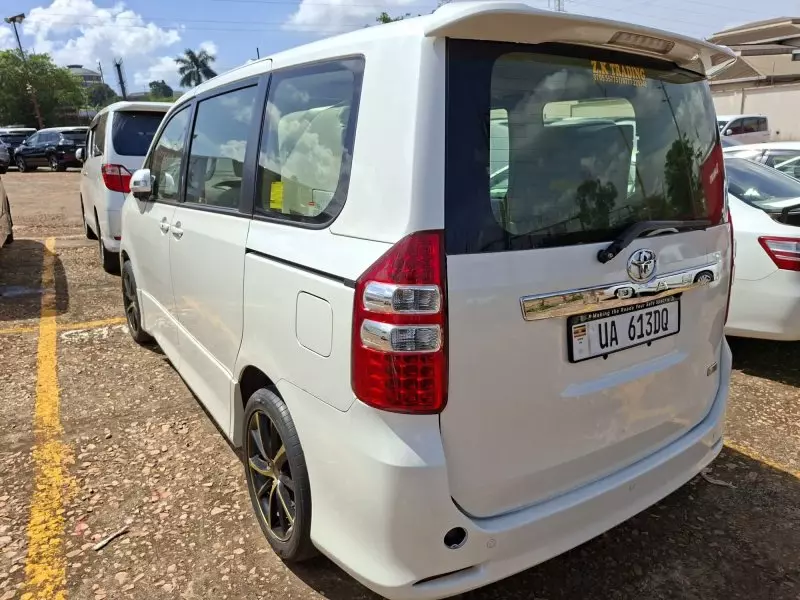 TOYOTA Noah   - 2012
