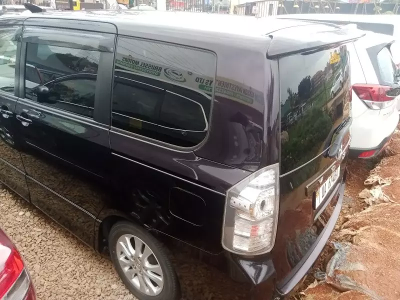 TOYOTA Noah   - 2010