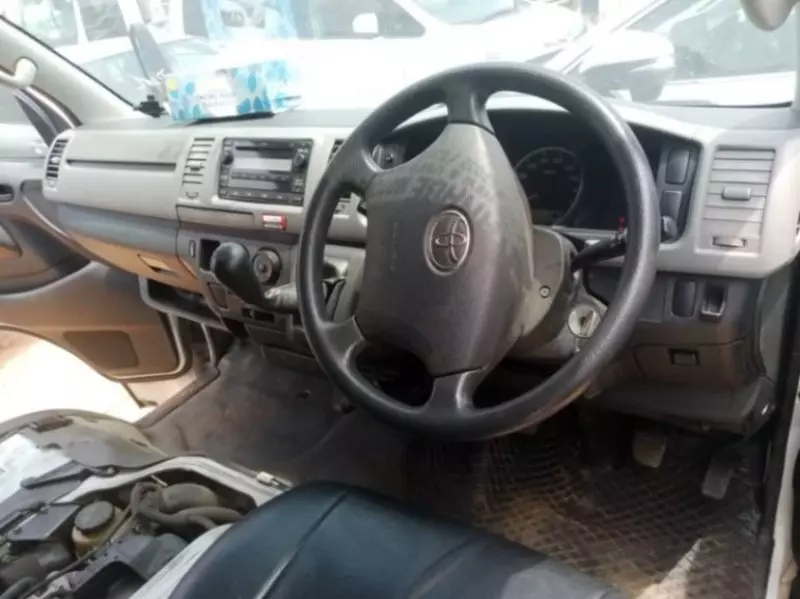 Toyota Hiace   - 2011