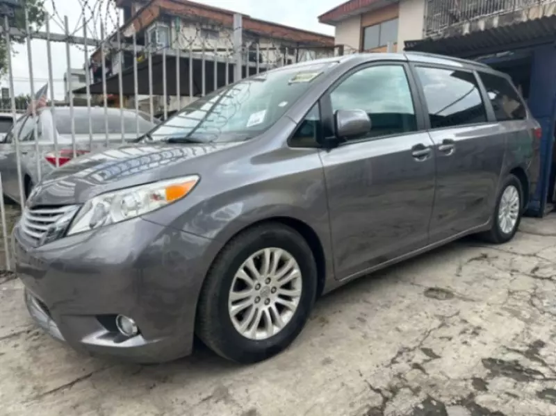Toyota Sienna   - 2011