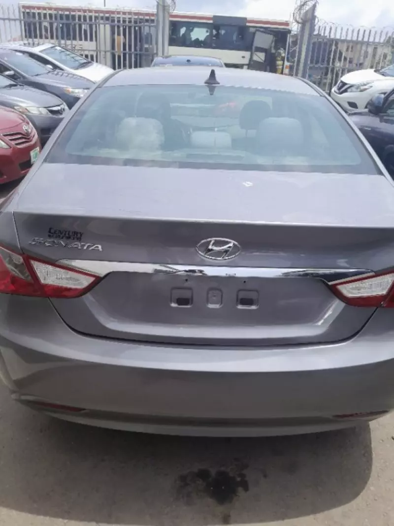 Hyundai Sonata   - 2012