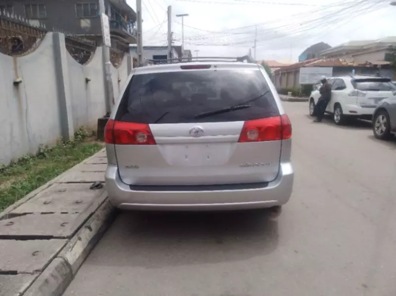 TOYOTA Sienna   - 2007