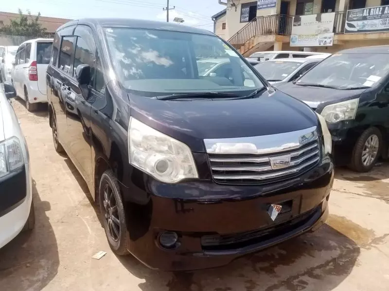 Toyota Noah   - 2012