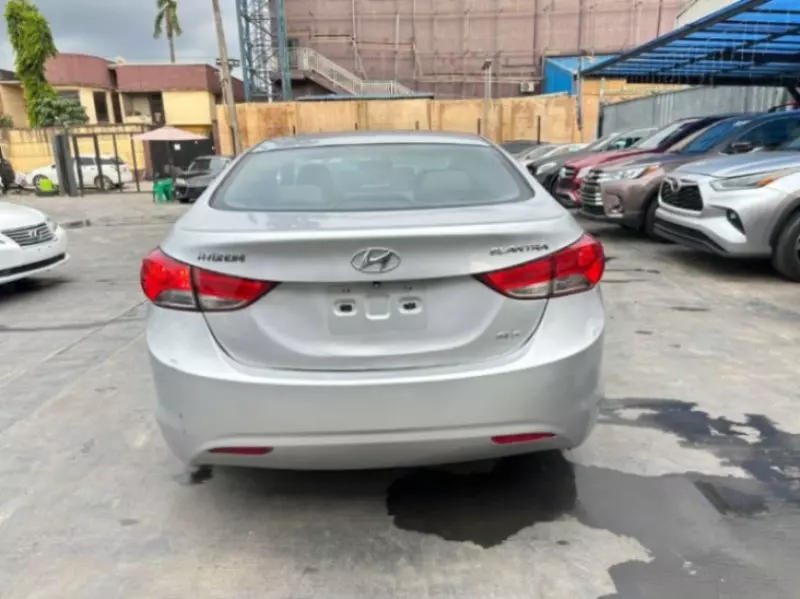 Hyundai Elantra   - 2013