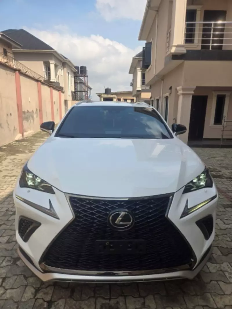 Lexus NX 300   - 2021