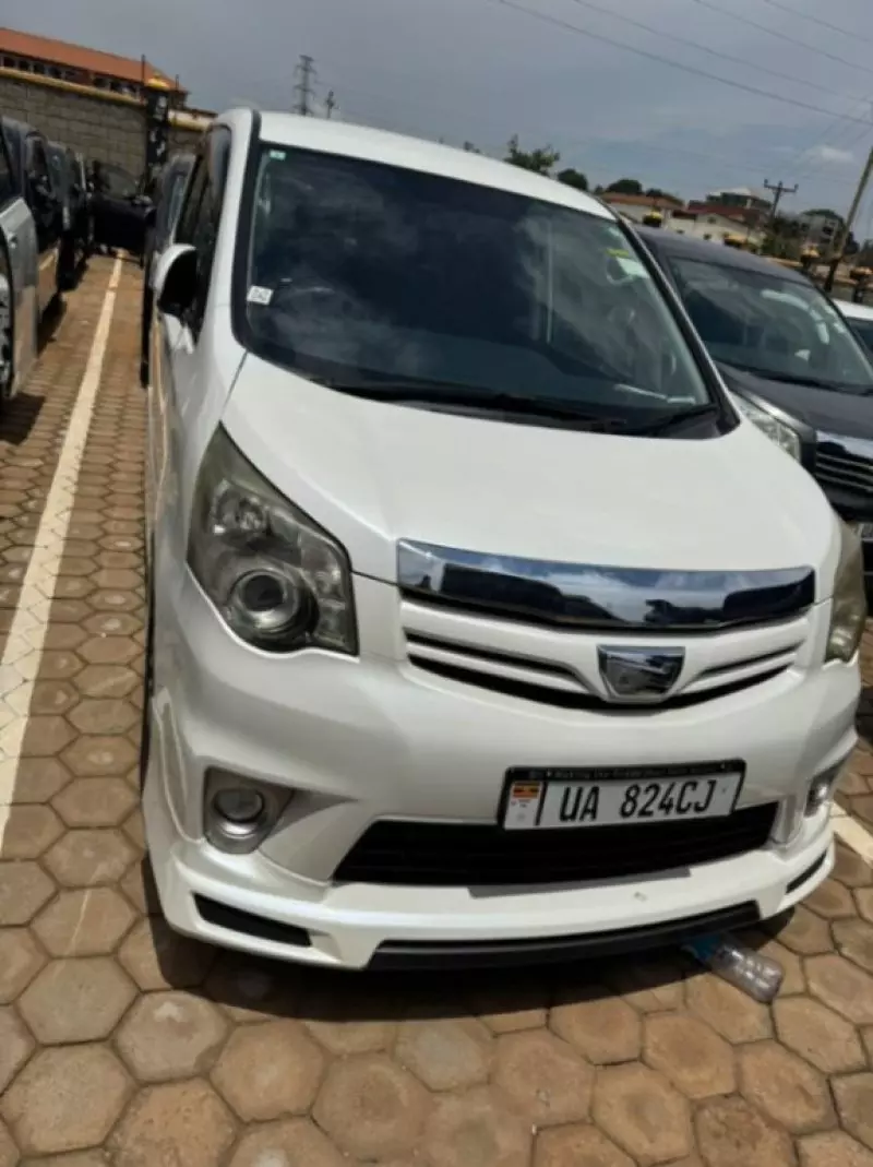 Toyota Noah   - 2012