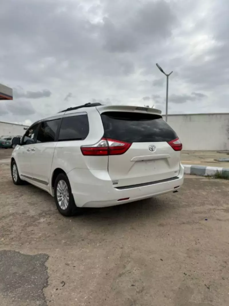 TOYOTA Sienna - 2017