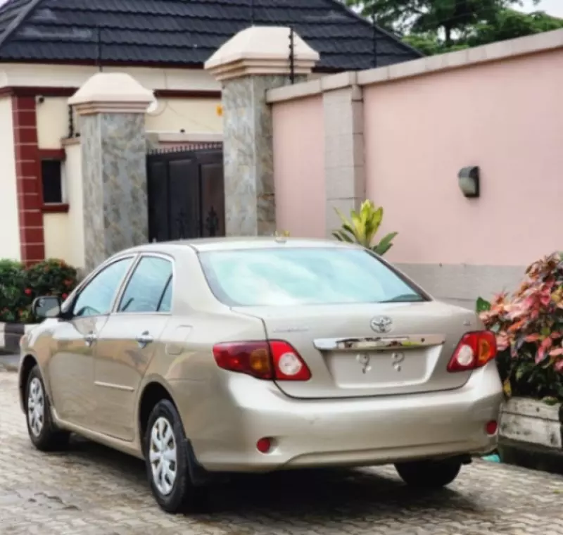 Toyota Corolla   - 2009