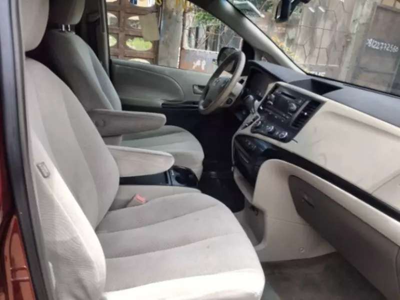 TOYOTA Sienna   - 2011