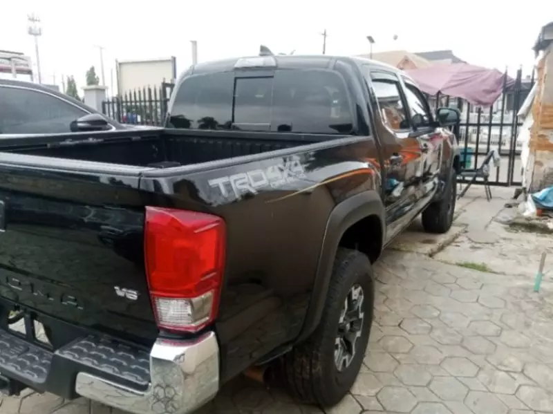 Toyota Tacoma   - 2017