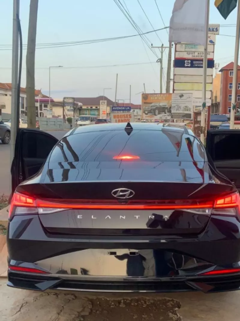 Hyundai Elantra   - 2021