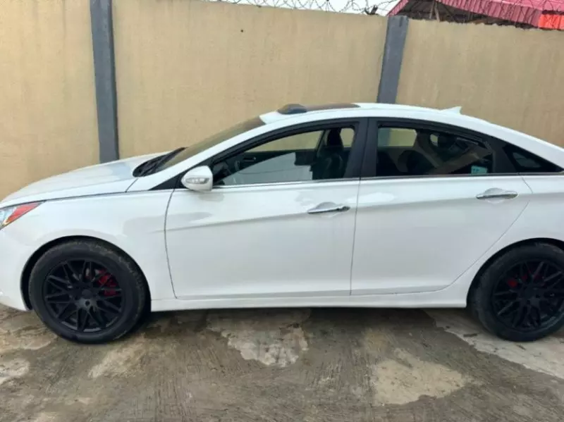 Hyundai Sonata   - 2012