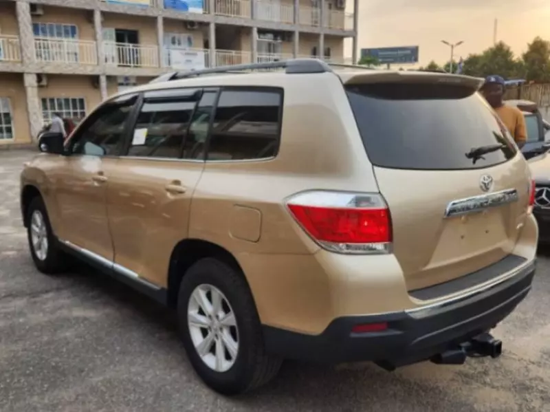 Toyota Highlander   - 2013