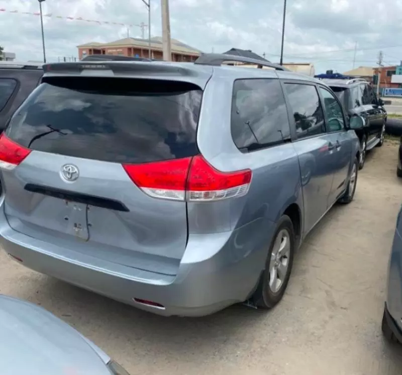 TOYOTA Sienna   - 2011