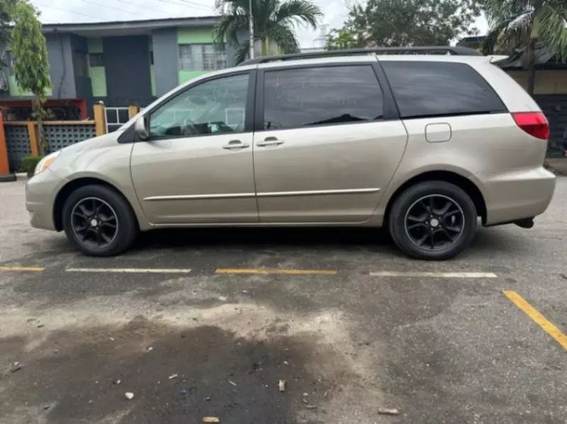 TOYOTA Sienna   - 2005