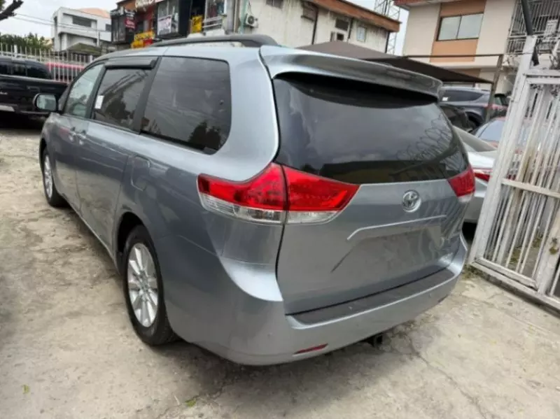 Toyota Sienna   - 2013