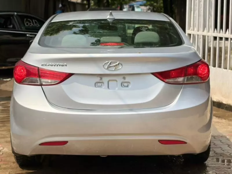 Hyundai Elantra   - 2013