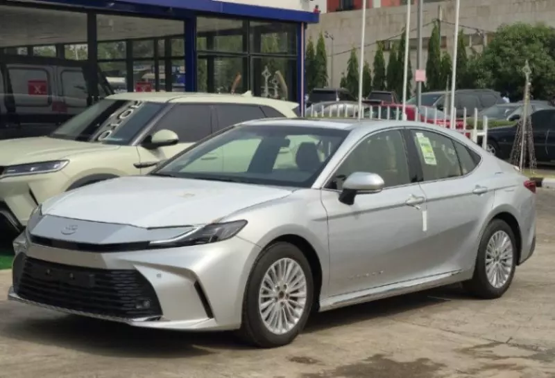 Toyota Camry   - 2025