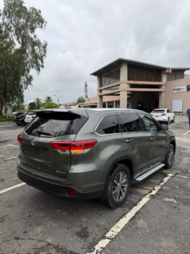 Toyota Highlander   - 2017