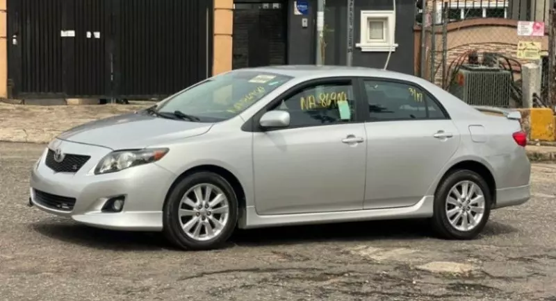 TOYOTA Corolla   - 2010