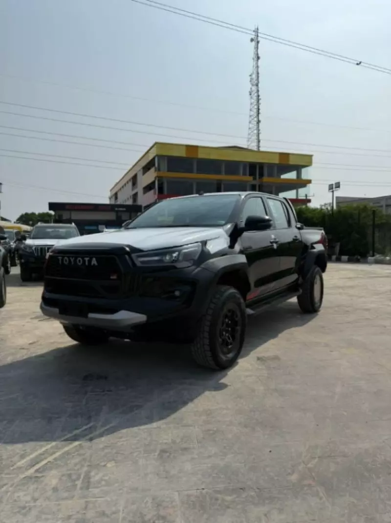 TOYOTA Hilux   - 2025