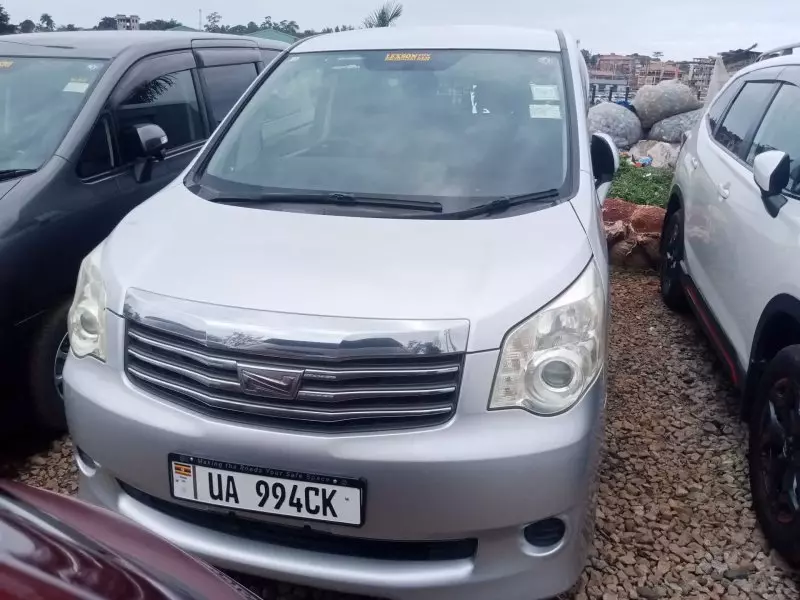 Toyota Noah   - 2010