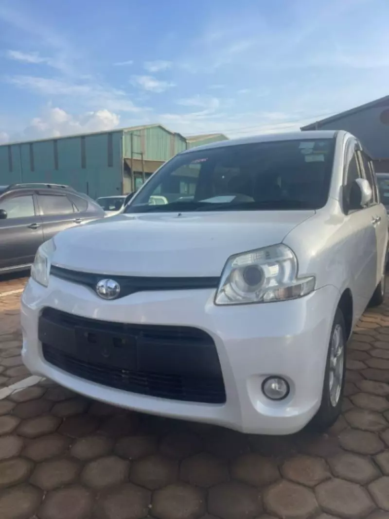 Toyota Sienta   - 2013
