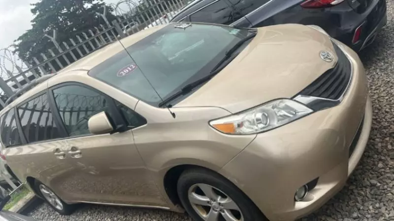TOYOTA Sienna   - 2012