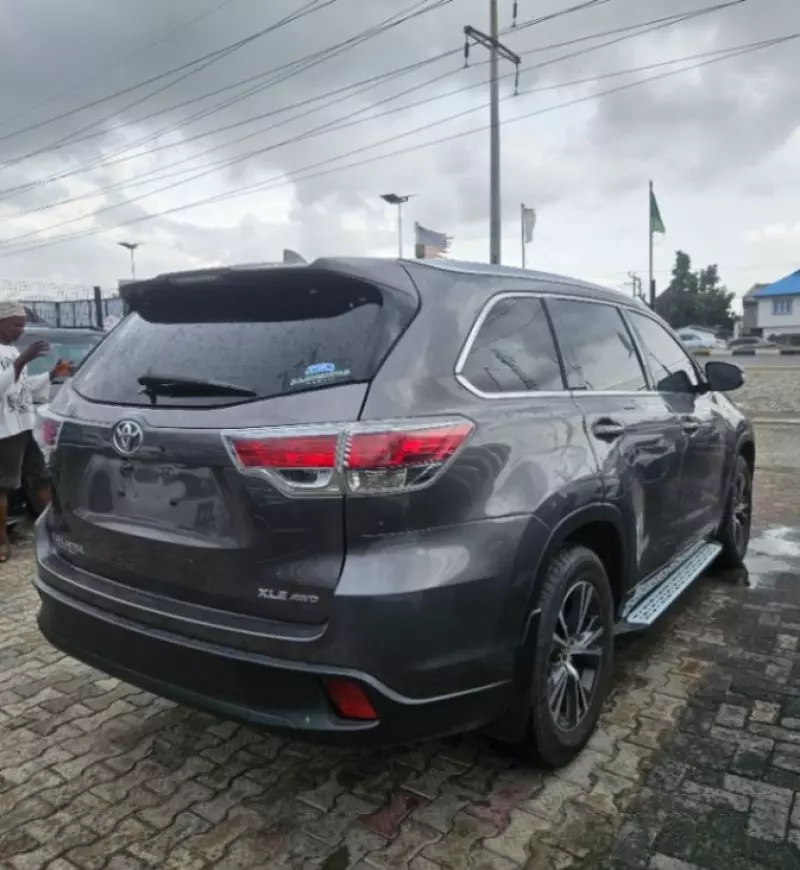 Toyota Highlander   - 2016
