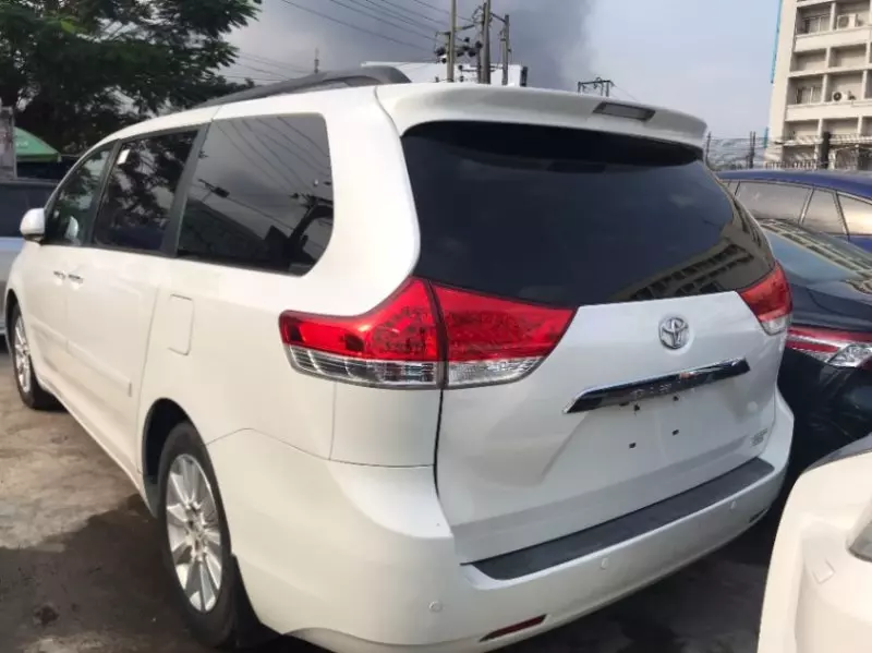 TOYOTA Sienna   - 2012