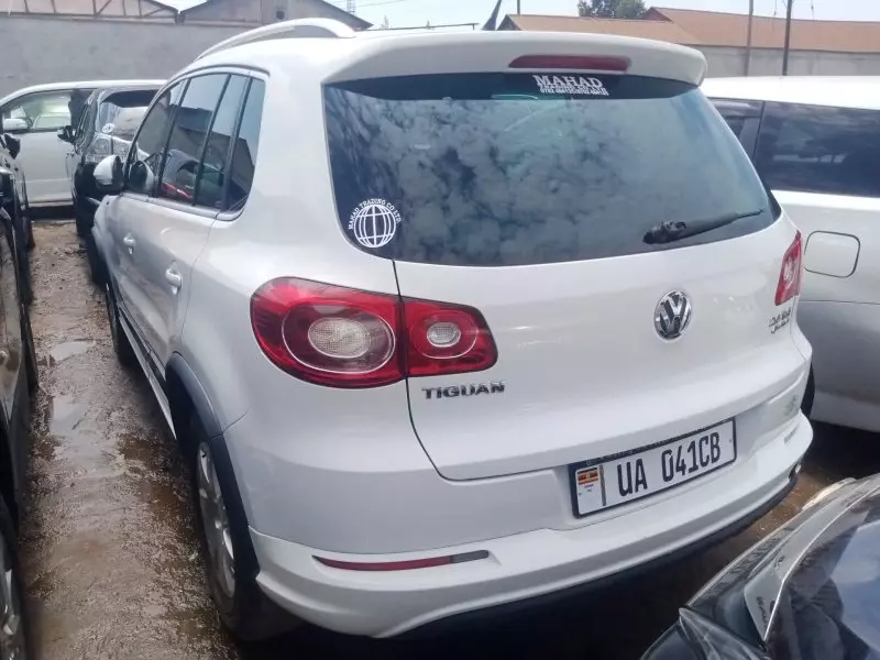 Volkswagen Tiguan   - 2010