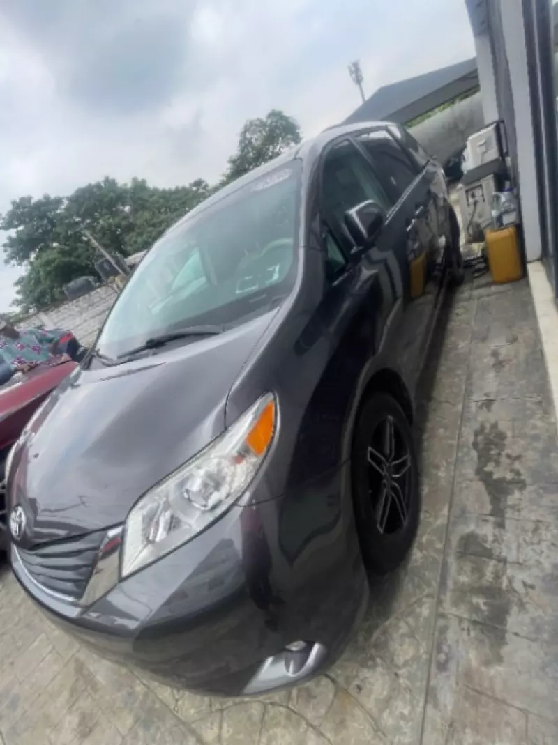 TOYOTA Sienna   - 2011