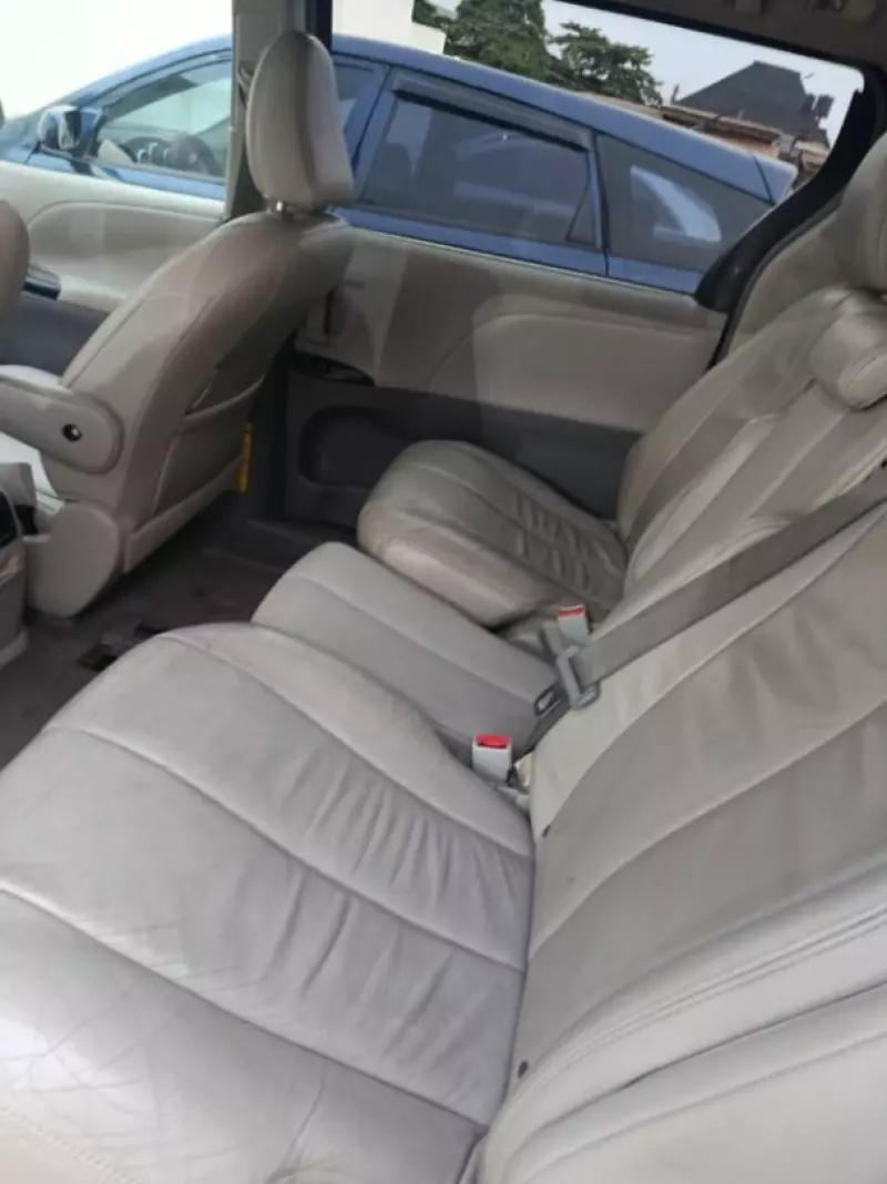 Toyota Sienna   - 2011