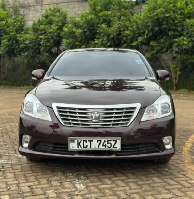 Toyota Crown   - 2012