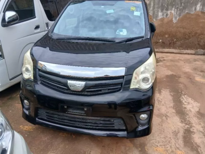 TOYOTA Noah - 2012