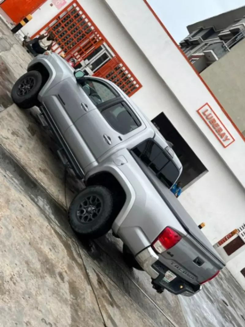 Toyota Tacoma   - 2017