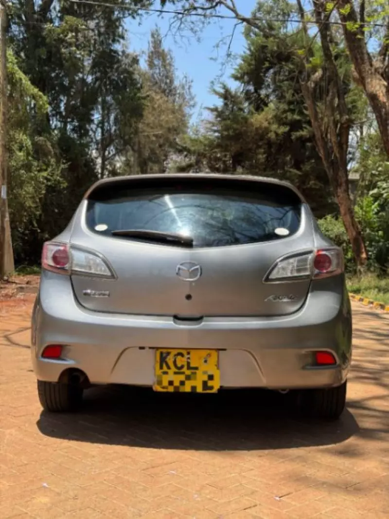 Mazda Axela    - 2010