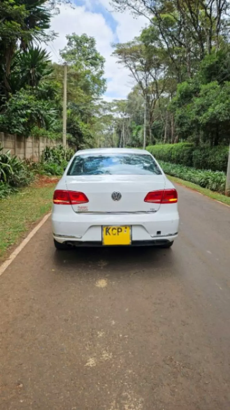 Volkswagen Passat   - 2011