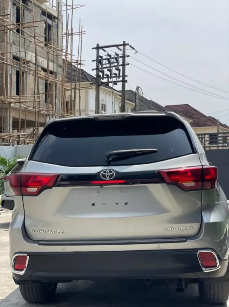 Toyota Highlander   - 2016