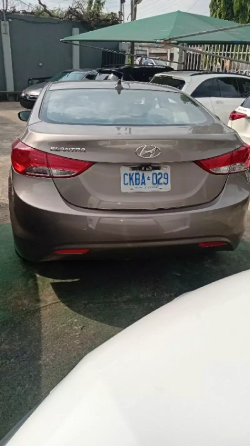 Hyundai Elantra   - 2012