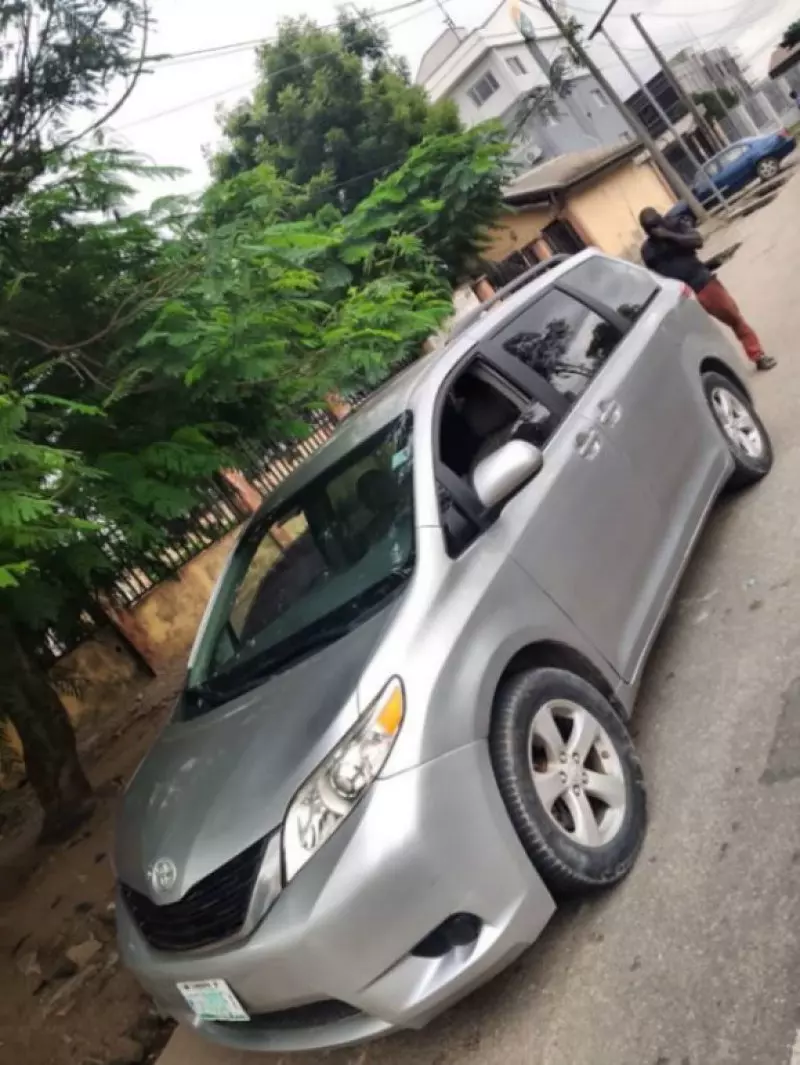 TOYOTA Sienna   - 2011