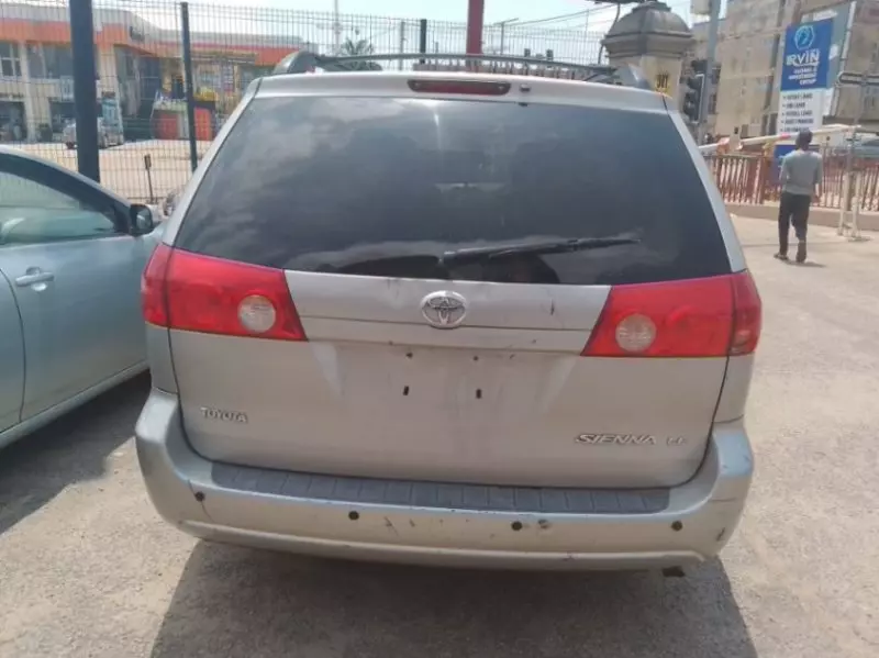 Toyota Sienna   - 2009