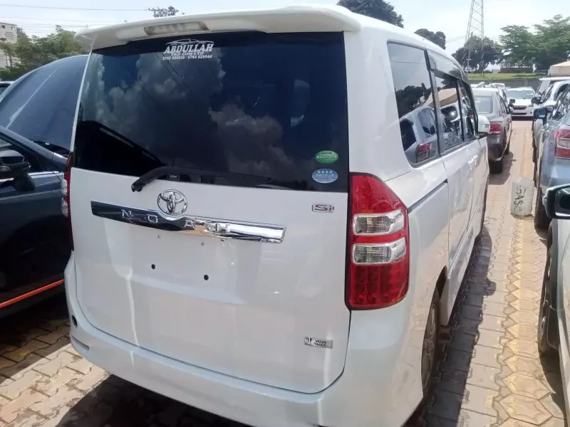 Toyota Noah   - 2012