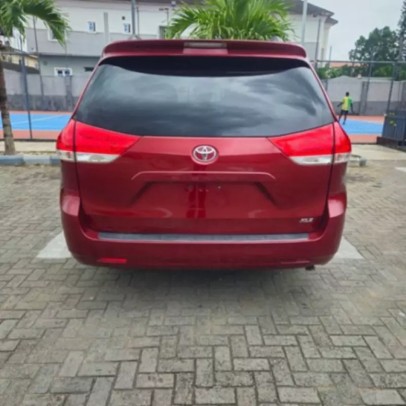 TOYOTA Sienna   - 2011