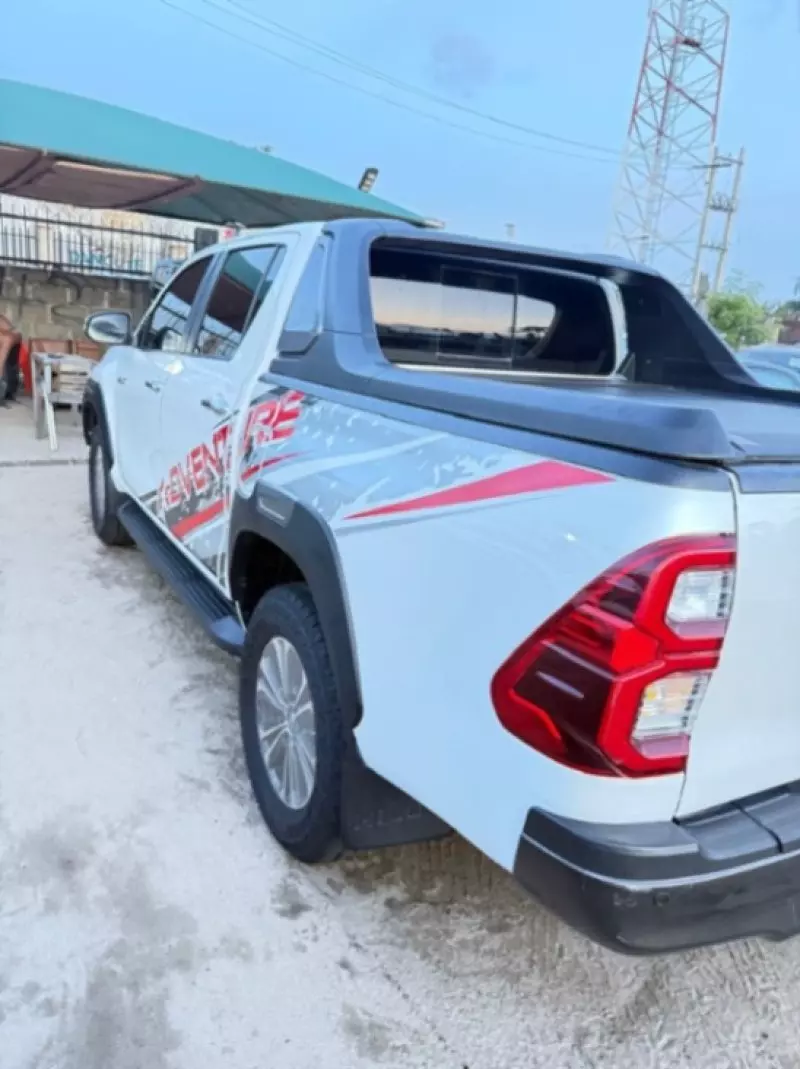 Toyota Hilux   - 2016