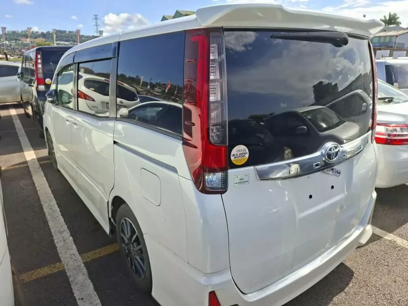 Toyota Noah Hybrid - 2016