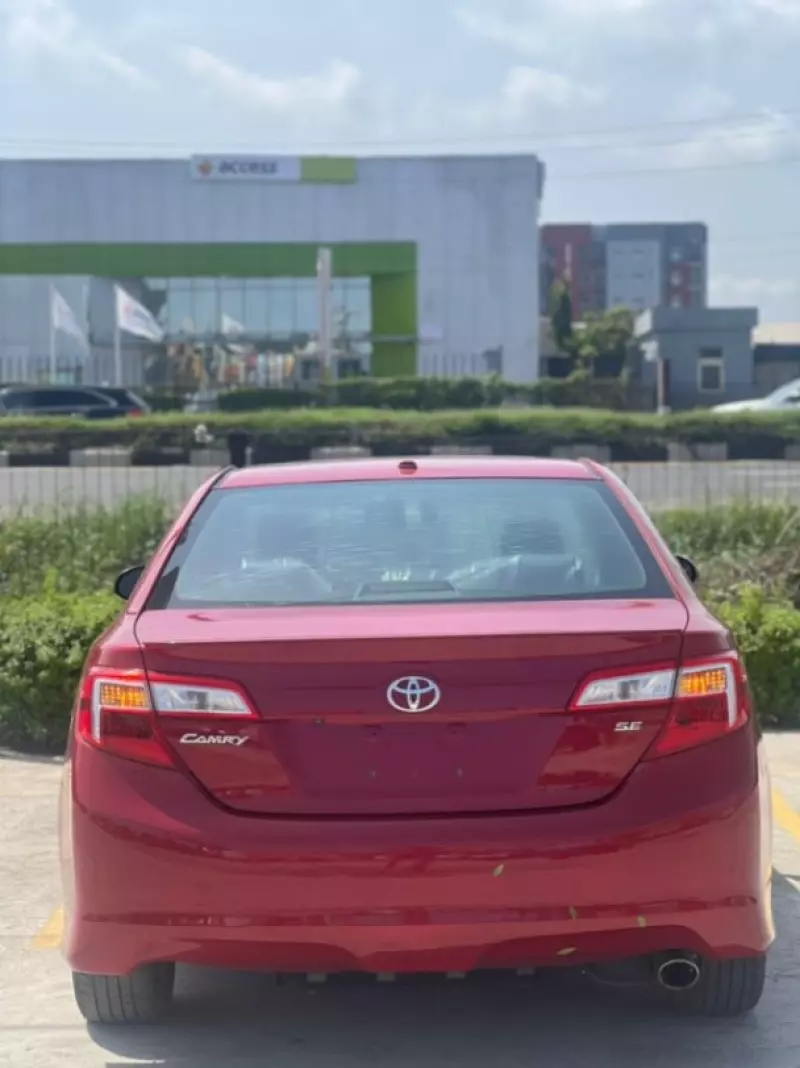Toyota Camry   - 2012