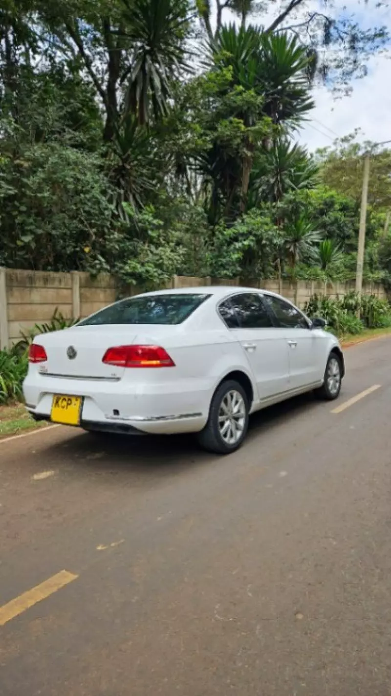 Volkswagen Passat   - 2011