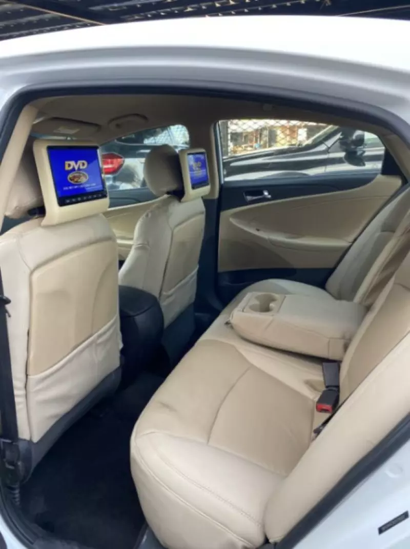 Hyundai Sonata   - 2012